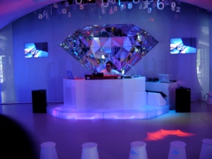 DJ spins tunes for China Mobile pavilion